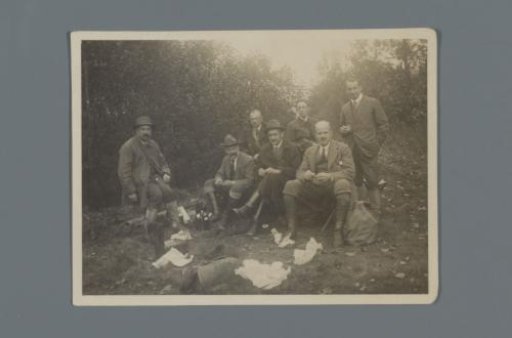 Group with F. de Beaufort in the center and Henk van den Berg in the front right, resting during a hunt