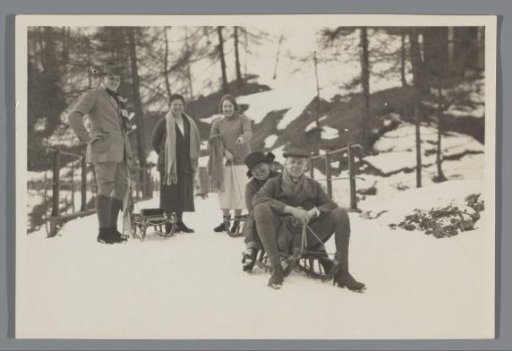 Group with Karel Frederik van den Berg with sleds in the snow