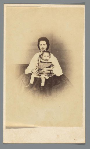 Portrait of Carolina Frederika Holle with infant Frans A.