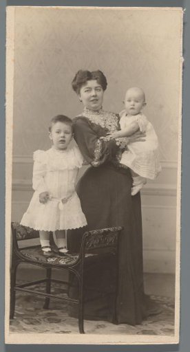 A.C.M. Geertsema with two young children