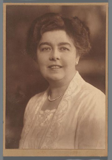 A.C.M. Geertsema with a pearl necklace