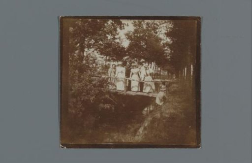 Three Geertsema sisters, a Boissevain girl, and a French friend on a forest walk on a wooden bridge at Welgelegen, Driebergen
