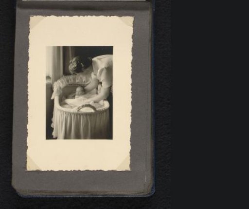 Maria Louise van den Berg-Halbertsma with her son Norbert as a newborn baby in a cradle