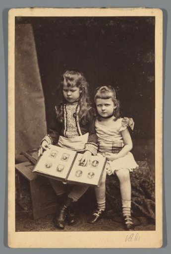 Portrait of Henriëtte van den Berg and Caroline van den Berg