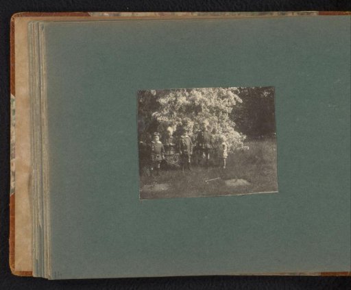 Five children before a bouquet
