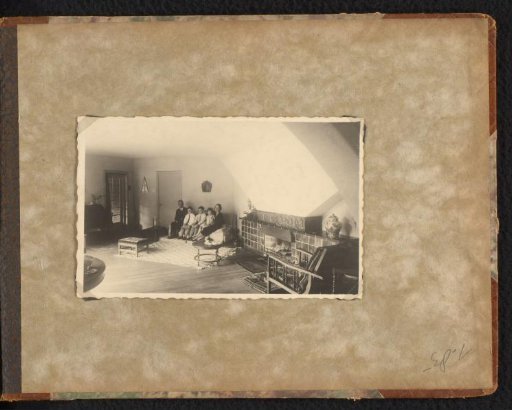 Group portrait of the Furnée-Onnen family in a living room