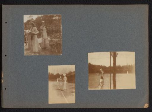 Loentje Onnen with friends on a tennis court