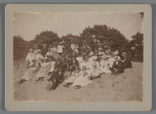Group portrait of the Geertsema family with Karel van den Berg on the dunes