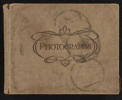 Photo album with 322 photographs of Loentje Onnen, 1909-1911