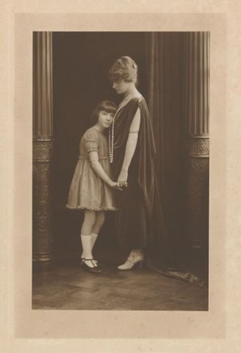 Studio portrait of a woman with daughter from the vicinity of the Onnen-Van den Berg family
