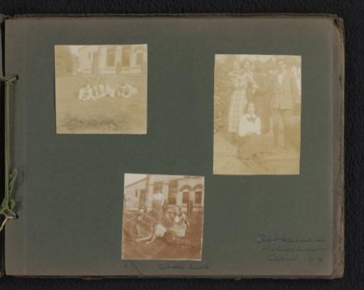 Loentje Onnen with friends in the garden of a house on the Bothalaan in Hilversum