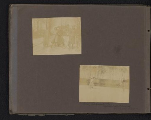 Loentje Onnen with friends in Hilversum, under two people, indicated as Ril and Clemens, on a tennis court along the Utrechtseweg