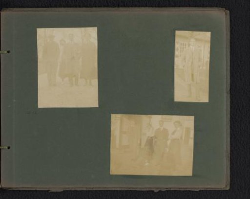 Friends of Loentje Onnen in front of a dwelling