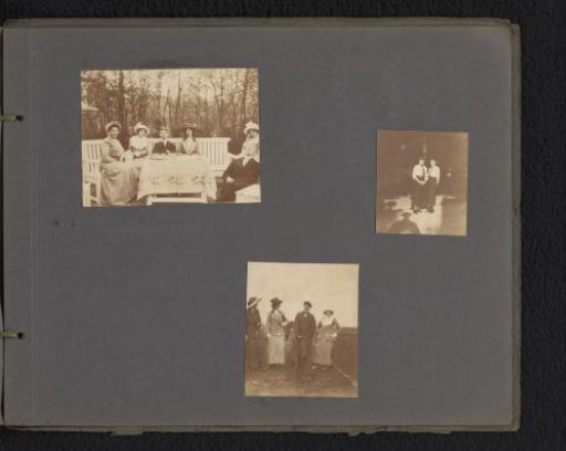 Family of Loentje Onnen around a table in a garden