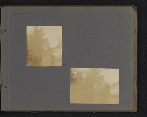 Loentje Onnen with friends in the garden of a house on the Bothalaan in Hilversum