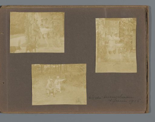 Loentje Onnen with three unknown people at a tennis court