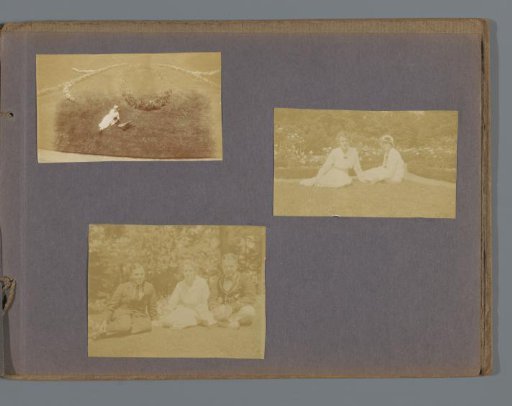 Loentje Onnen with three friends in a garden or park