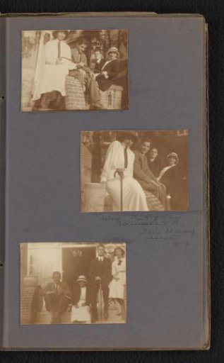 Friends of Loentje Onnen in front of a house in The Hague