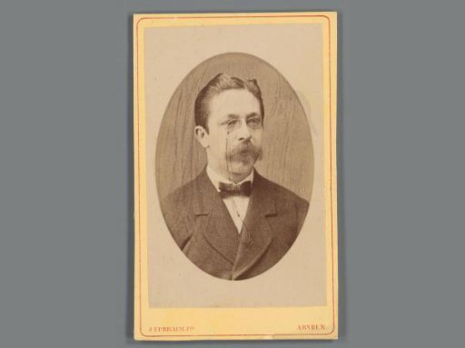Portrait of an unknown man with glasses from the family and circle of Eugene van Delden and Belle van Delden-Denninghof Stelling