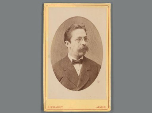 Portrait of an unknown man with glasses from the family and circle of Eugene van Delden and Belle van Delden-Denninghof Stelling