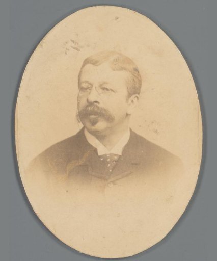 Portrait of an unknown man with spectacles from the family and circle of Eugene van Delden and Belle van Delden-Denninghof Stelling