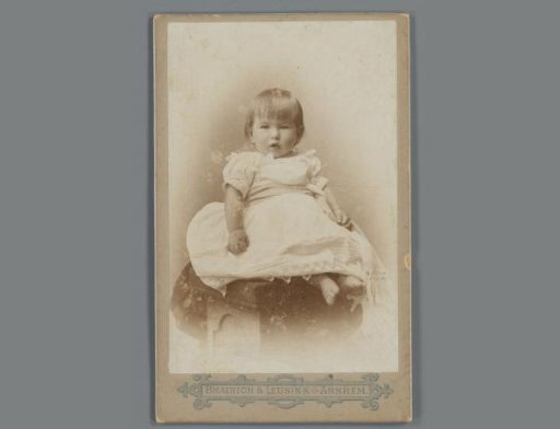 Portrait of an unknown child from the family and circle of Eugene van Delden and Belle van Delden-Denninghof Stelling