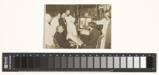 Demonstration of the making of an X-ray