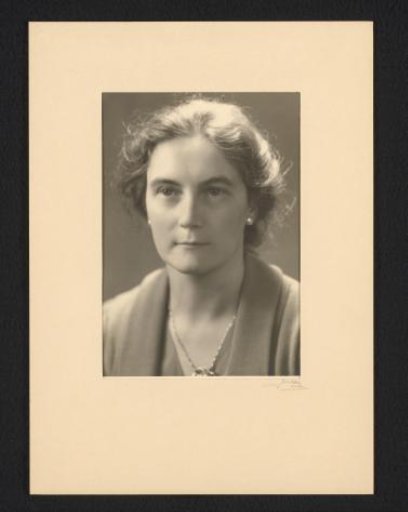 Portrait of Johanna (Hans) Stokhuyzen-de Jong as an adult woman, with pearl earrings and a metal collar