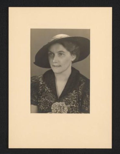 Portrait of Johanna (Hans) Stokhuyzen-de Jong as an adult woman, wearing a hat