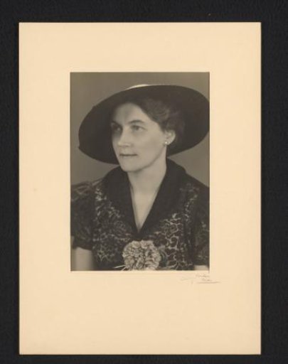 Portrait of Johanna (Hans) Stokhuyzen-de Jong as an adult woman, wearing a hat