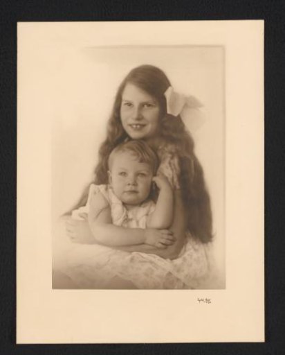 Portrait of Casmira Stokhuyzen and Jacoba Beatrice Elisabeth Stokhuyzen as babies
