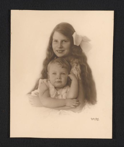 Portrait of Casmira Stokhuyzen and Jacoba Beatrice Elisabeth Stokhuyzen as babies