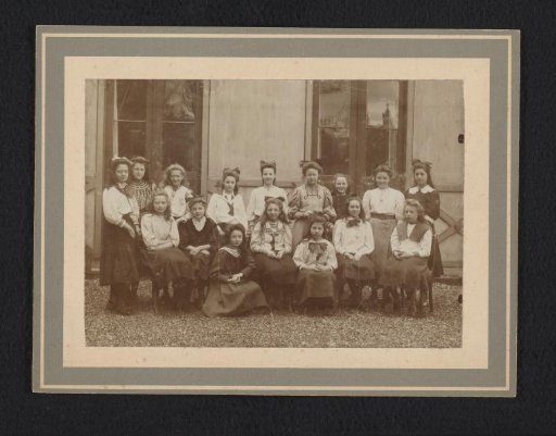 Class photograph of the first class of the HBS for girls in Leiden in 1908, with Johanna (Hans) de Jong