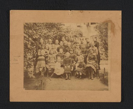 Class photograph with Gerarda (Ida) van Tonderen as a young girl