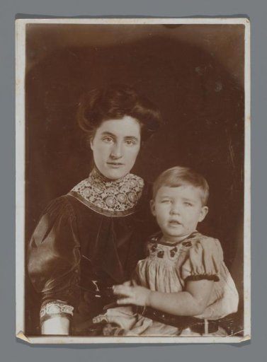 Portrait of Mies and her daughter Ruth Schürer