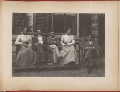Group portrait with Hedwig Kleintjes, Gerard Aalbersberg, Jan Kleintjes and an unknown man and woman
