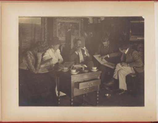 Hedwig Kleintjes, Gerard Aalbersberg, Jan Kleintjes and an unknown man and woman viewing a sketchbook in the Kleintjes house