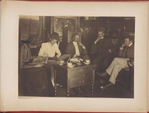 Hedwig Kleintjes, Gerard Aalbersberg, Jan Kleintjes and an unknown man and woman viewing sketchbooks in the Kleintjes house