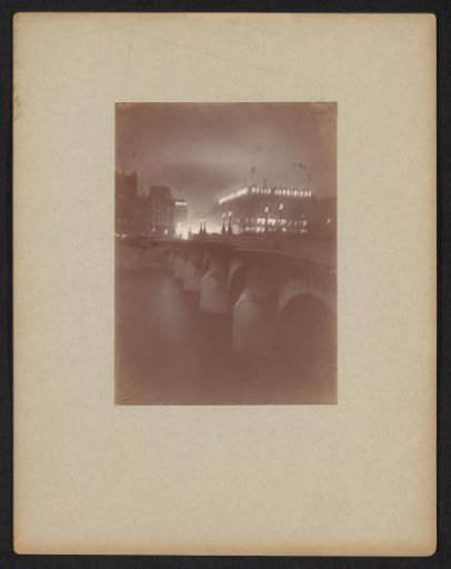 Night view: Pont Neuf and the department stores La Samaritaine and La Belle Jardinière (Quai de la Mégisserie, Paris) with lighting