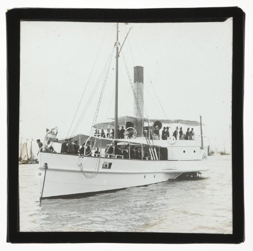 Hr. Ms. Buyskes with passengers, including Queen Wilhelmina