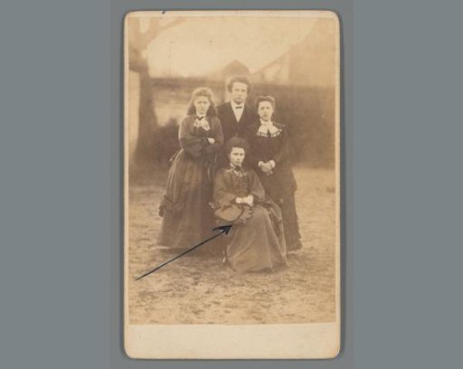Portrait of three women and a man, with Geertrui Martina van Haren Noman-Willemstijn in the center foreground