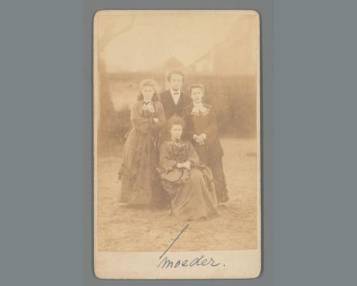 Portrait of three women and a man, with Geertrui Martina van Haren Noman-Willemstijn in the center foreground