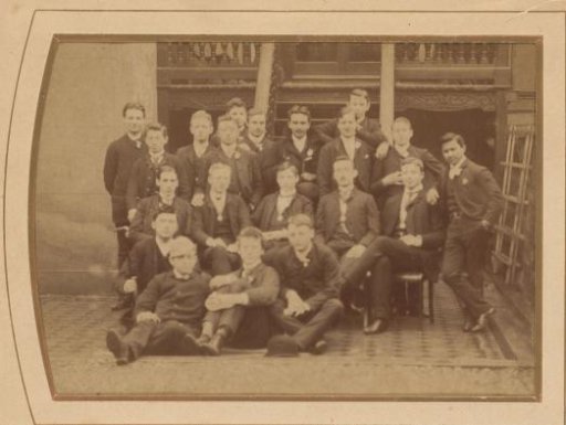Group photo of students, with François Buys sitting second from the right, and behind him probably Evert Verschuil