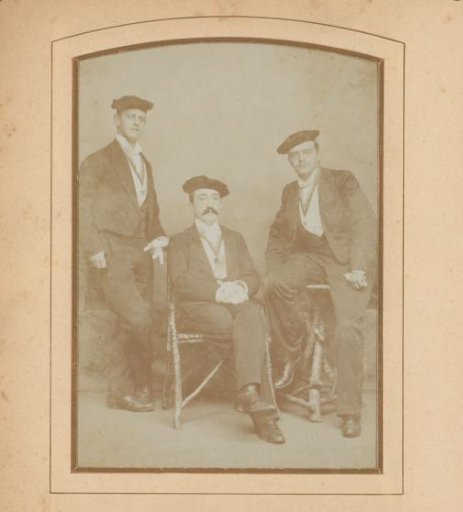 Group photo of three students, including François Buys sitting in the middle