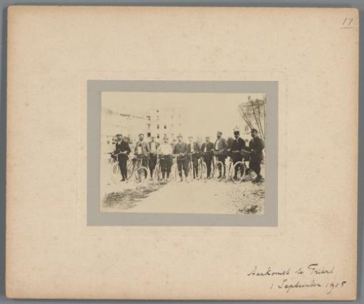 Group portrait of unknown cyclists upon arrival in Trento