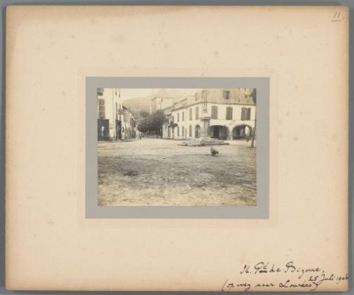 Square in Saint-Pé-de-Bigorre