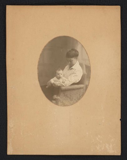 Portrait of Johanna Henriëtte Bon-Holterman with her son Piet