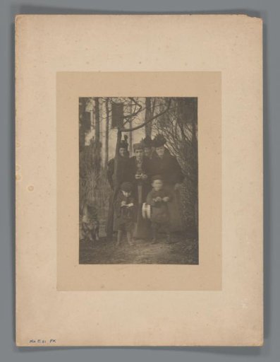 Group portrait of three women from the Wandscheer family, Elisabeth van Vloten, and Erik and Willem Witsen outdoors with the dog