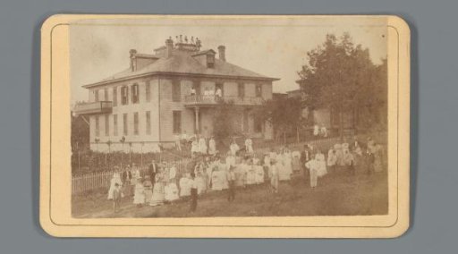 Advertisement for a Riverside Water-cure and Hygienic Institute in Hamilton, Illinois, with group portrait in front of the sanatorium