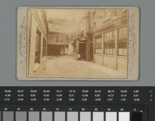 Advertisement for Bunyer's Old Bell Hotel in Holborn, London, with view of the courtyard